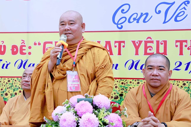Thượng tọa Thích Minh Lực ban đạo từ Thượng tọa Thích Minh Lực ban đạo từ