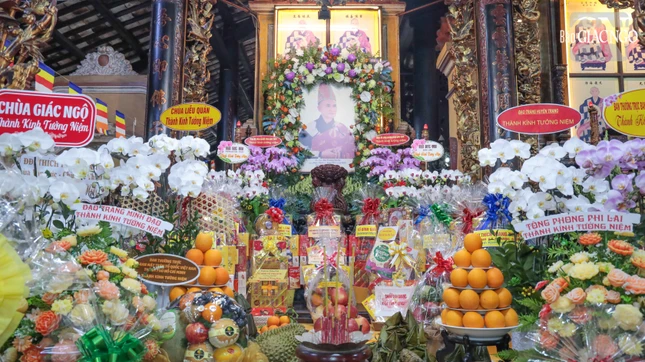 Giác linh đài Hòa thượng Thích Huệ Sanh