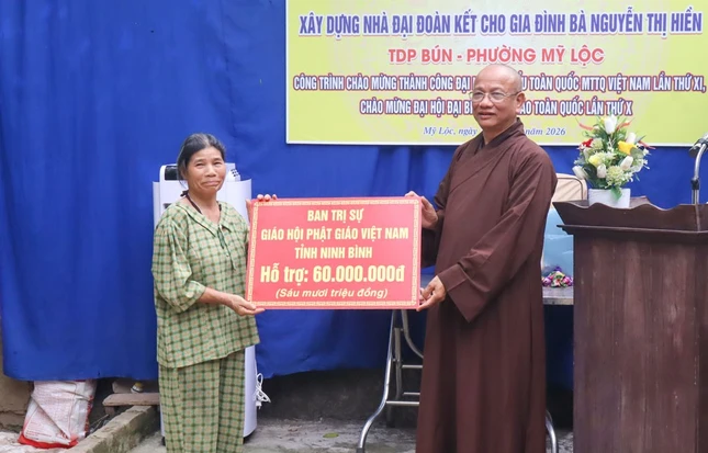 Hòa thượng Thích Quảng Hà, Phó Chủ tịch Hội đồng Trị sự, Trưởng ban Trị sự GHPGVN tỉnh Ninh Bình trao bảng hỗ trợ 60 triệu đồng cho gia đình bà Nguyễn Thị Hiền xây dựng nhà Đại đoàn kết