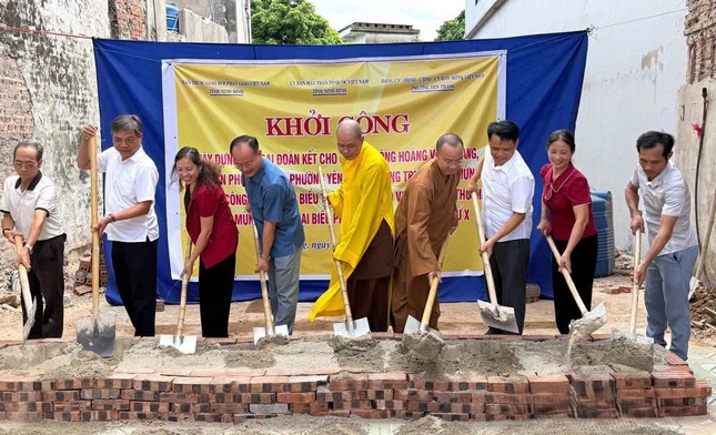 Thượng toạ Thích Trí Như, Phó Trưởng ban Trị sự GHPGVN tỉnh Ninh Bình cùng chư tôn đức, lãnh đạo chính quyền tiến hành khởi công xây dựng nhà cho gia đình ông Hoàng Văn Quang (Chợ Bến, phường Yên Thắng)