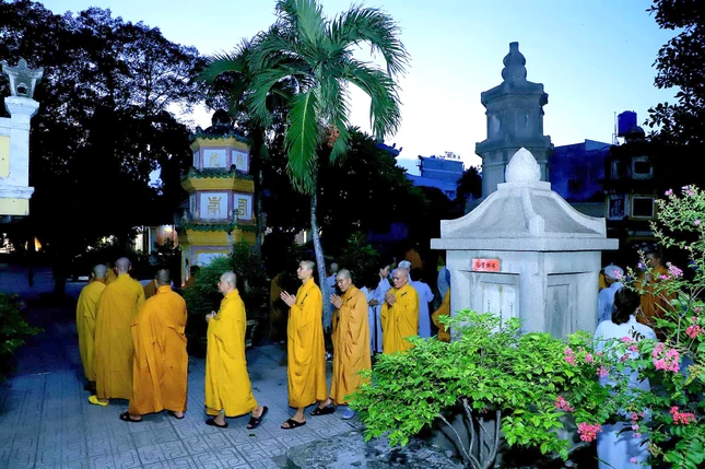 Môn đồ đệ tử hữu nhiễu quanh bảo tháp của chư vị Tổ sư khai sơn tổ đình Hội Khánh