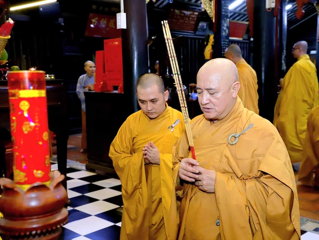 Hòa thượng Thích Huệ Thông, Phó Chủ tịch Hội đồng Trị sự, Trưởng ban Pháp chế T.Ư, Cố vấn Ban Trị sự GHPGVN TP.HCM, trụ trì tổ đình Hội khánh dâng hương tưởng niệm