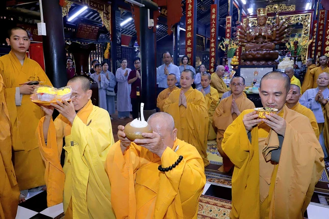 Môn đồ đệ tử dâng phạn thực cúng dường