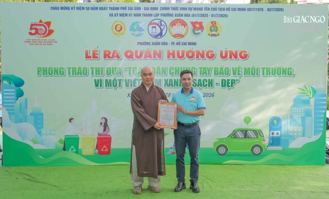 Ông Trần Nguyên Phong, Chủ tịch Ủy ban MTTQVN phường Xuân Hoà tặng thư tri ân Báo Giác Ngộ và chùa Vĩnh Nghiêm đã trao tặng 100 cây kèn hồng cho "Vườn cây Đại đoàn kết"