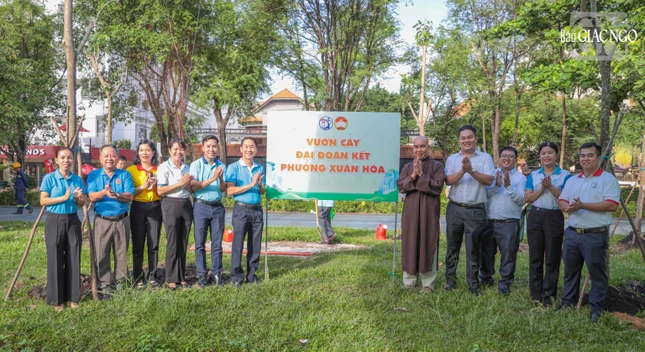 Lưu niệm tại công trình “Vườn cây Đại đoàn kết” phường Xuân Hòa