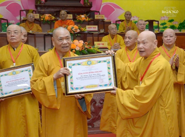 Trưởng lão Hòa thượng Thích Thiện Nhơn trao Bằng tuyên dương công đức đến Trưởng lão Hòa thượng Thích Thiện Pháp