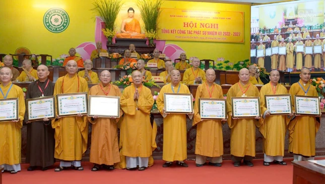 Trưởng lão Hòa thượng Thích Thiện Pháp trao Bằng tuyên dương công đức đến tập thể Ban Trị sự các tỉnh thành