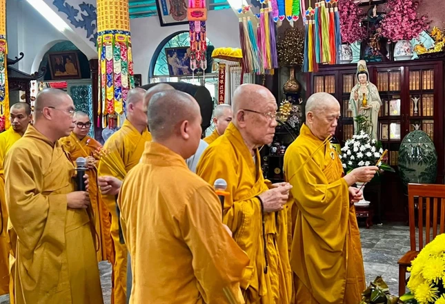 Trưởng lão Hòa thượng Thích Như Niệm cùng chư Tăng thành kính dâng hương tưởng niệm Sư Thiện Chiếu