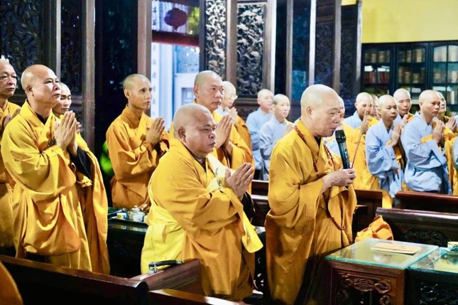 Hòa thượng Thích Bảo Nghiêm, Phó Chủ tịch Hội đồng Trị sự, Trưởng ban Hoằng pháp T.Ư niêm hương cử hành Lễ tác pháp an cư tại trường hạ tổ đình Tế Xuyên (xã Nam Xang) Hòa thượng Thích Bảo Nghiêm, Phó Chủ tịch Hội đồng Trị sự, Trưởng ban Hoằng pháp T.Ư niêm hương cử hành Lễ tác pháp an cư tại trường hạ tổ đình Tế Xuyên (xã Nam Xang)