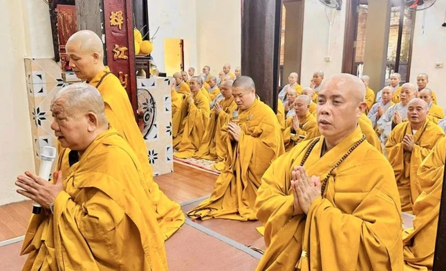 104 hành giả trường hạ chùa Yên Vệ (P.Đông Hoa Lư) thực hiện nghi thức an cư 104 hành giả trường hạ chùa Yên Vệ (P.Đông Hoa Lư) thực hiện nghi thức an cư