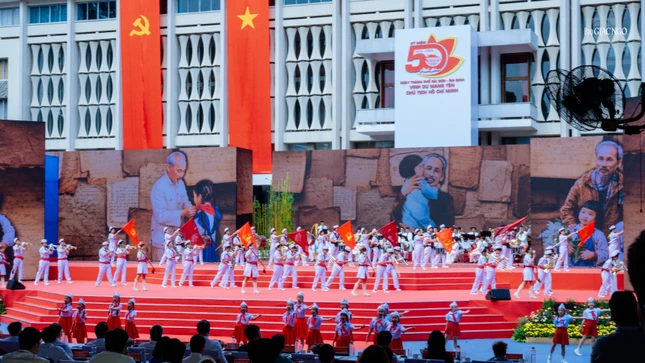 Chương trình nghệ thuật đặc biệt "TP.HCM - Sáng mãi tên Người" chào mừng Kỷ niệm 50 năm Thành phố Sài Gòn - Gia Định vinh dự mang tên Chủ tịch Hồ Chí Minh