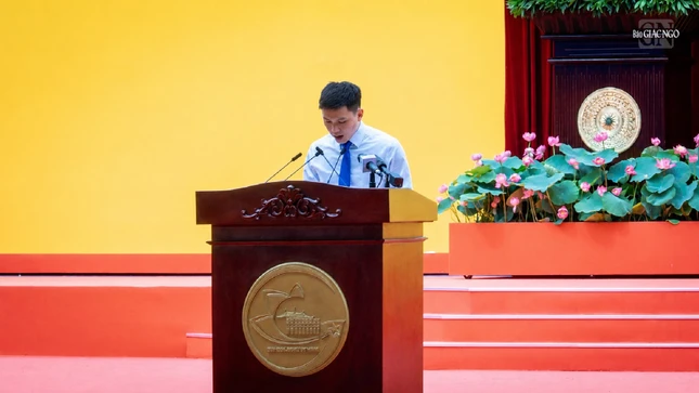 Tiến sĩ Mai Ngọc Xuân Đạt thay mặt thế hệ trẻ phá biểu