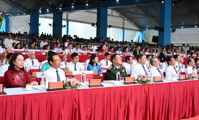 Đại biểu dự Lễ kỷ niệm 50 năm Ngày Thành phố Sài Gòn - Gia Định vinh dự mang tên Chủ tịch Hồ Chí Minh - Ảnh: Việt Dũng