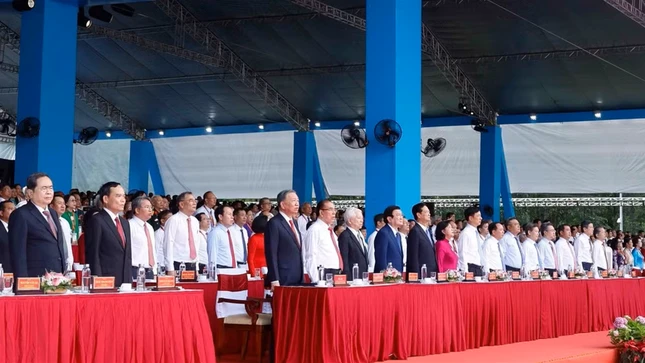 Tổng Bí thư, Chủ tịch nước Tô Lâm cùng các lãnh đạo, nguyên lãnh đạo Đảng, Nhà nước, Ủy ban Trung ương MTTQVN thực hiện nghi thức chào cờ - Ảnh: Thống Nhất/TTXVN