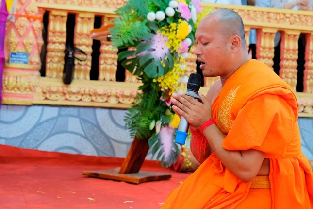 Đại đức Trương Văn Tuấn dâng lời phát nguyện nhận nhiệm vụ