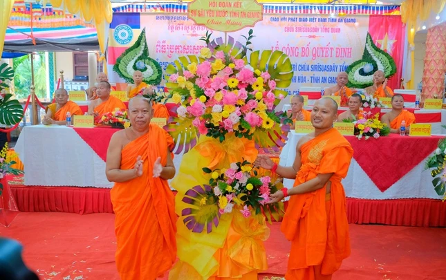 Hội Đoàn kết Sư sãi yêu nước tỉnh An Giang tặng hoa chúc mừng