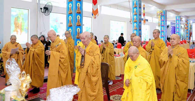 Chư tôn đức thành kính tưởng niệm Thiền sư Minh Tịnh Chư tôn đức thành kính tưởng niệm Thiền sư Minh Tịnh