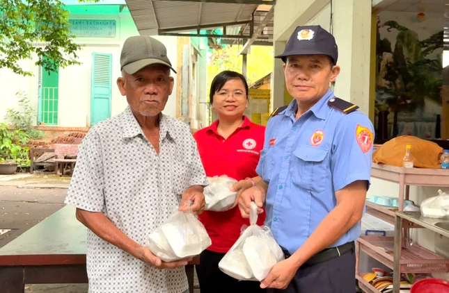 Chia sẻ yêu thương