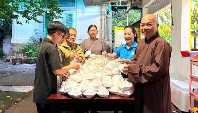 Thượng tọa Thích Chơn Phát cùng Phật tử trực tiếp chuẩn bị các phần ăn