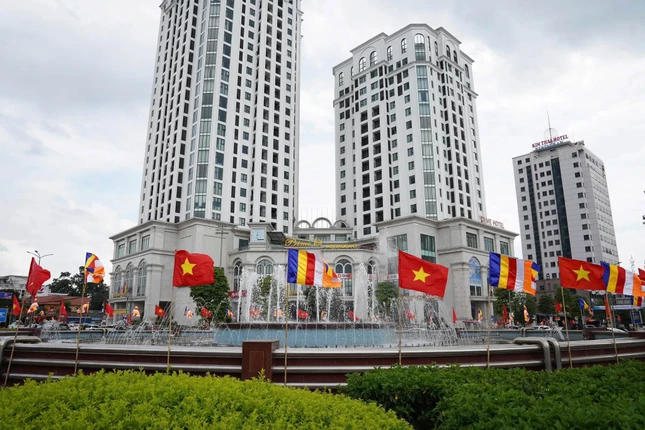 Băng rôn, cờ phướn treo dọc các con đường dẫn vào Trung tâm Văn hóa Nghệ thuật tỉnh Thái Nguyên