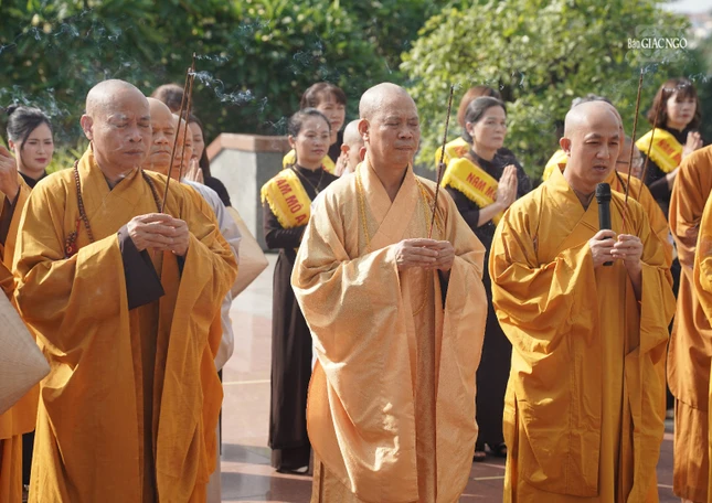 Chư tôn đức dâng hương tưởng niệm