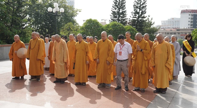 Phút mặc niệm tưởng nhớ các anh hùng liệt sĩ đã hi sinh cho nền độc lập, tự do của Tổ quốc