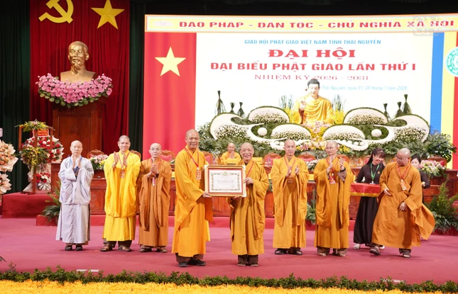 Tặng Bằng tuyên dương công đức đến Thượng tọa Thích Nguyên Thành