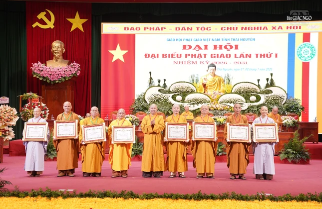 Thượng tọa Thích Đức Thiện trao Bằng tuyên dương công đức đến các cá nhân