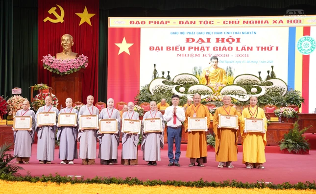 Ủy ban MTTQVN tỉnh Thái Nguyên trao tặng Bằng khen đến 10 tập thể và 16 cá nhân tiêu biểu có thành tích xuất sắc trong công tác Phật sự