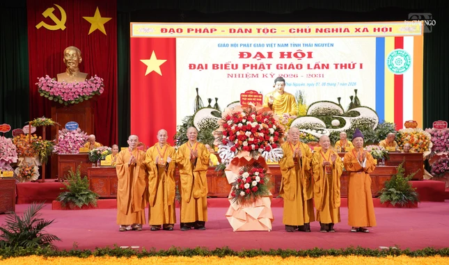 Lãnh đạo Trung ương GHPGVN tặng hoa chúc mừng đại hội
