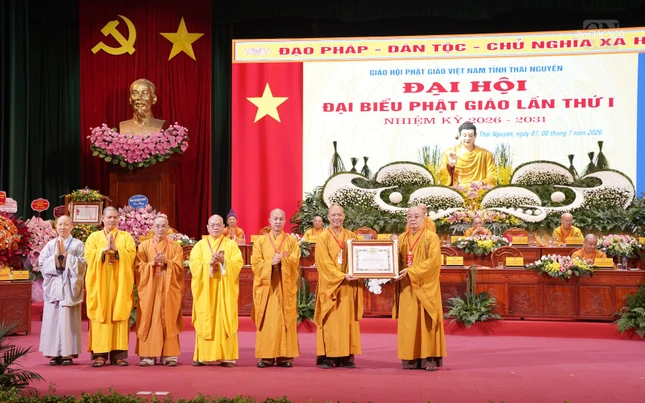 Trưởng lão Hòa thượng Thích Thanh Nhiễu tặng Bằng tuyên dương công đức đến tập thể Ban Trị sự GHPGVN tỉnh Thái Nguyên