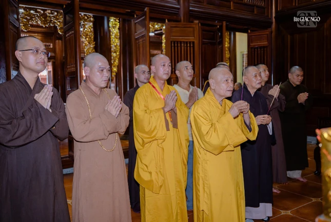 Trưởng lão Hòa thượng Thích Thiện Nhơn, Trưởng lão Hòa thượng Thích Thiện Pháp dâng hương