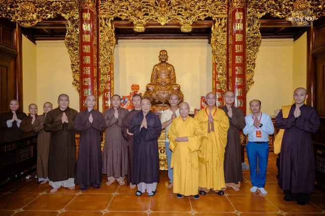 Lưu niệm trước tôn tượng vua Lý Nam Đế