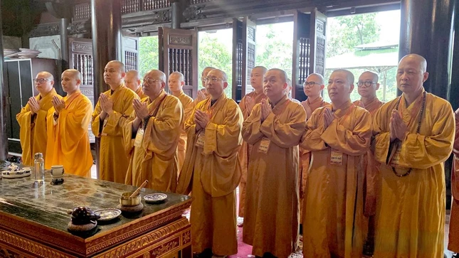 Đoàn đại biểu dâng hương, dâng hoa tưởng nhớ Chủ tịch Hồ Chí Minh - Ảnh: TQO Đoàn đại biểu dâng hương, dâng hoa tưởng nhớ Chủ tịch Hồ Chí Minh - Ảnh: TQO
