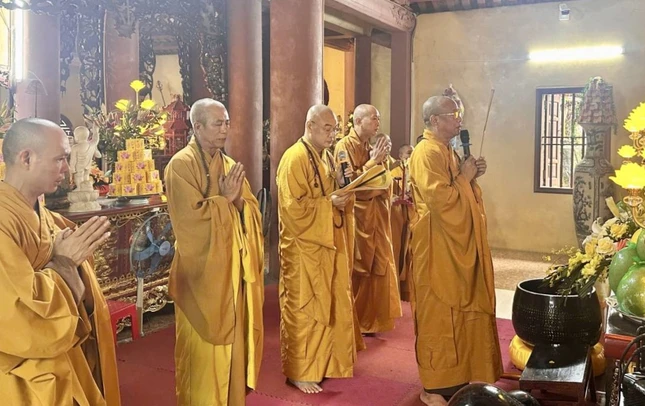Khóa lễ cầu nguyện tại chính điện trường hạ chùa Thi Sơn Khóa lễ cầu nguyện tại chính điện trường hạ chùa Thi Sơn