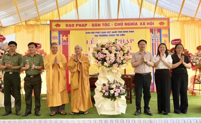 Lãnh đạo chính quyền tặng hoa chúc mừng Lãnh đạo chính quyền tặng hoa chúc mừng