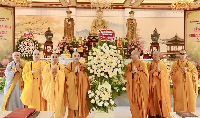 Ban Trị sự GHPGVN tỉnh Ninh Bình tặng hoa chúc mừng tân Ban Đại diện Phật giáo liên phường Phủ Lý, nhiệm kỳ 2026-2031
