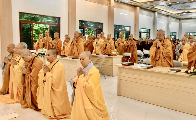 Ban Chức sự trường hạ tác bạch cung thỉnh Hòa thượng Đường chủ khai giảng Pháp bảo