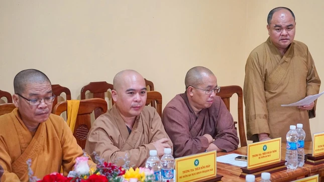 Thượng tọa Thích Nhuận Pháp, Phó Trưởng ban kiêm Chánh Thư ký Ban Trị sự GHPGVN tỉnh Quảng Ngãi trình báo cáo Thượng tọa Thích Nhuận Pháp, Phó Trưởng ban kiêm Chánh Thư ký Ban Trị sự GHPGVN tỉnh Quảng Ngãi trình báo cáo