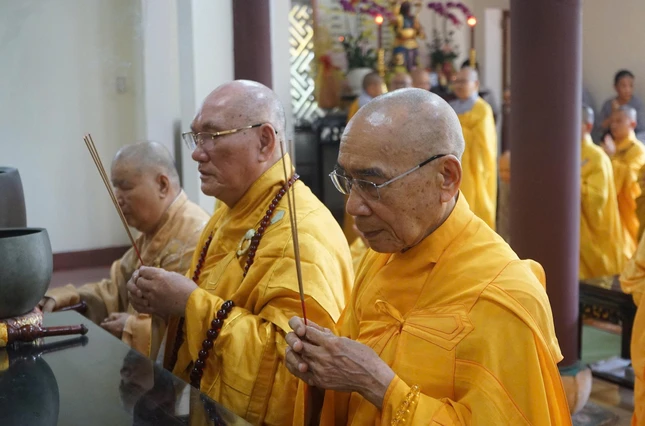 Chư tôn giáo phẩm dâng hương cầu nguyện