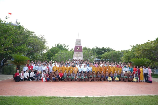 Lưu niệm chuyến thăm, làm việc, tặng quà cán bộ, chiến sĩ, nhân dân đang sinh sống, công tác trên các đảo thuộc quần đảo Trường Sa
