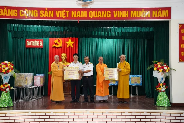 Chư tôn đức thăm và tặng quà cán bộ, chiến sĩ tại đảo Trường Sa