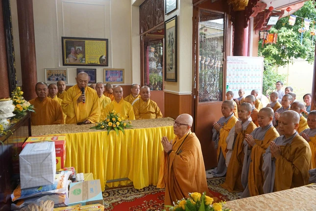 Hòa thượng Thích Từ Nghiêm sách tấn chư hành giả Ni an cư tại chùa Bảo Quang (P.Hòa Cường)