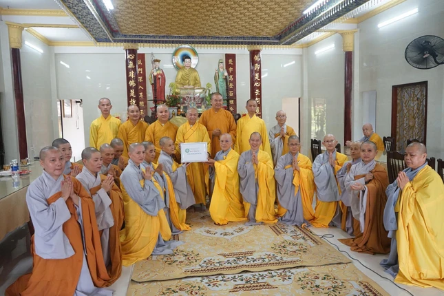 Cúng dường phẩm vật đến chư hành giả Ni trường hạ chùa Quang Minh (phường Hòa Khánh)