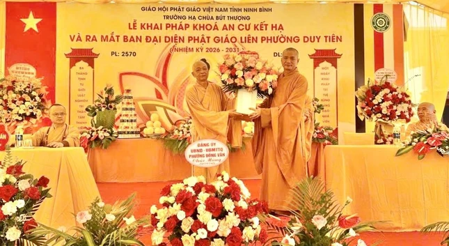 Tặng hoa chúc mừngĐại đức Thích Thiện Đạo đảm nhiệm Trưởng ban Đại diện Phật giáo liên phường Duy Tiên Tặng hoa chúc mừngĐại đức Thích Thiện Đạo đảm nhiệm Trưởng ban Đại diện Phật giáo liên phường Duy Tiên