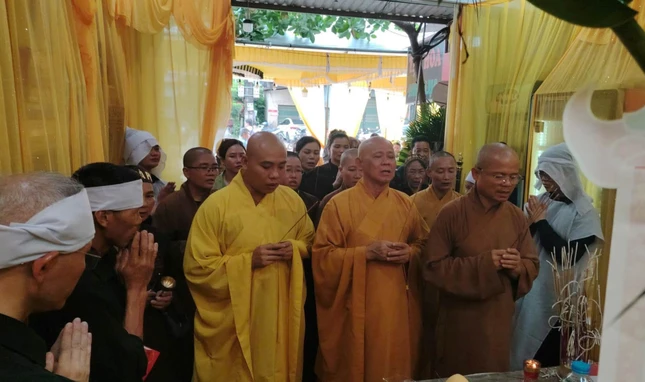 Chư tôn đức Ban Trị sự GHPGVN tỉnh Thái Nguyên thắp hương cầu nguyện Chư tôn đức Ban Trị sự GHPGVN tỉnh Thái Nguyên thắp hương cầu nguyện