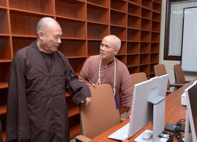 Phòng Nghiên cứu Sau Đại học được trang bị các máy tính, máy chiếu hỗ trợ việc nghiên cứu, học tập Phòng Nghiên cứu Sau Đại học được trang bị các máy tính, máy chiếu hỗ trợ việc nghiên cứu, học tập