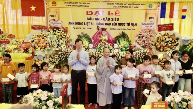 Ông Nguyễn Minh Tiến và Ni sư Thích Đàm Mai trao tặng suất quà đến các em học sinh có hoàn cảnh khó khăn trên địa bàn xã Ông Nguyễn Minh Tiến và Ni sư Thích Đàm Mai trao tặng suất quà đến các em học sinh có hoàn cảnh khó khăn trên địa bàn xã