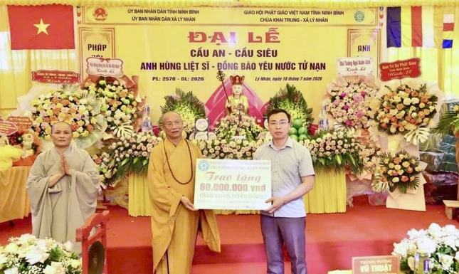 Hòa thượng Thích Quảng Hà trao bảng ủng hộ 60 suất học bổng Hòa thượng Thích Quảng Hà trao bảng ủng hộ 60 suất học bổng