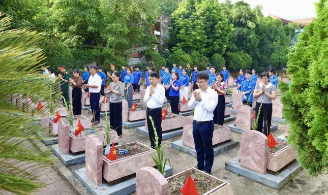 Thành kính tưởng niệm các anh hùng liệt sĩ tại Nghĩa trang Văn Lý Thành kính tưởng niệm các anh hùng liệt sĩ tại Nghĩa trang Văn Lý
